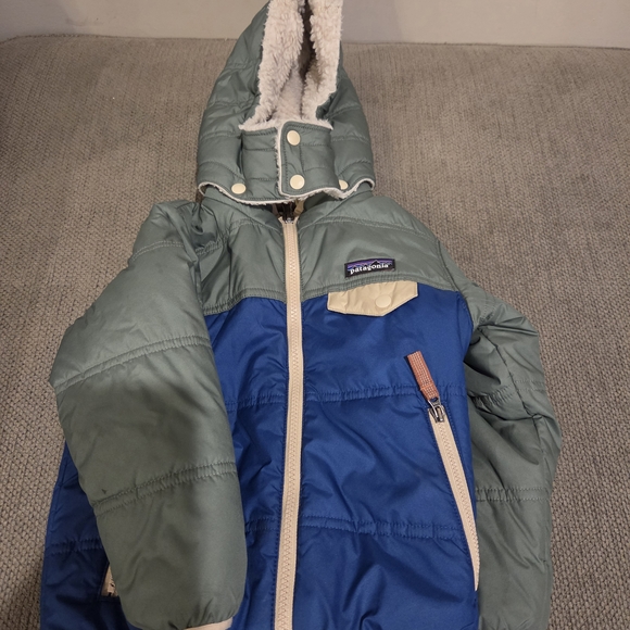 Patagonia Tribbles Kids' Reversible Hooded Puffer Jacket in Sage Green & Blue 4T